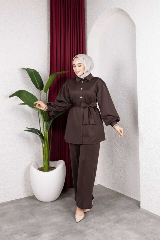 Şık Tesettür Tunik Pantolon Takım – Kuşaklı Düğmeli Uzun Kollu İkili Takım